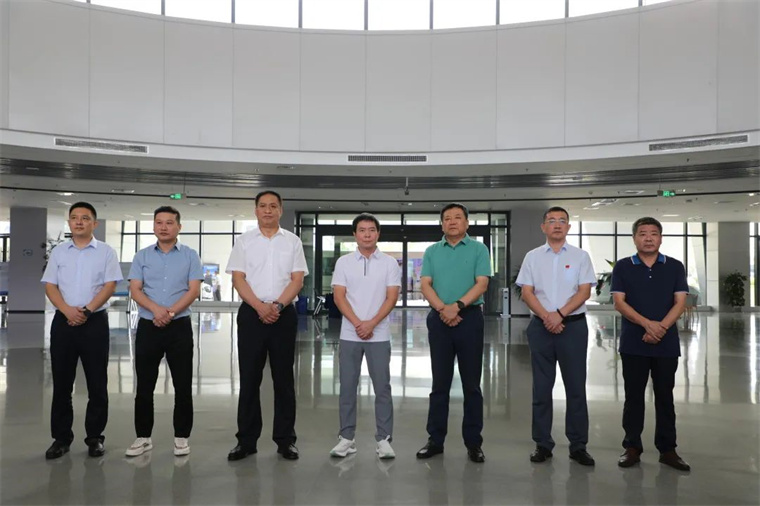 谈球吧官方网站体育陪同舒华体育来滨考察体育产业发展情况
